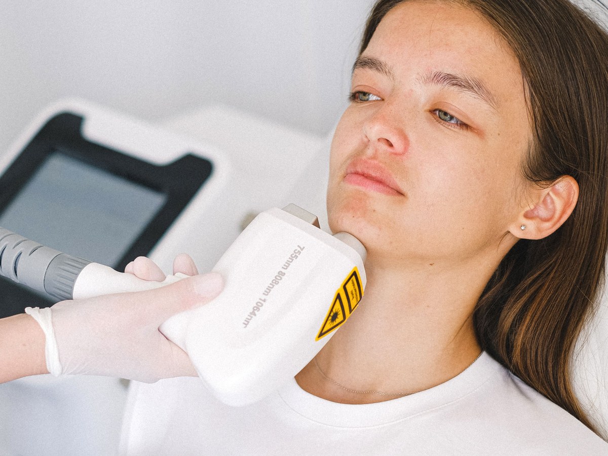 Multi-wavelength picosecond laser handpiece treating facial pigment, illustrative of pico-toning freckle treatment in Bedford