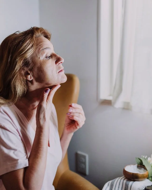 Natural image showing jowls & jawline