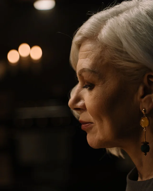 Natural image showing jawline definition