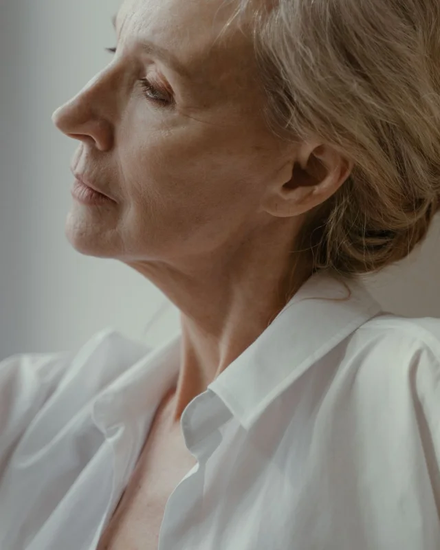 Natural image showing jowls & lower face