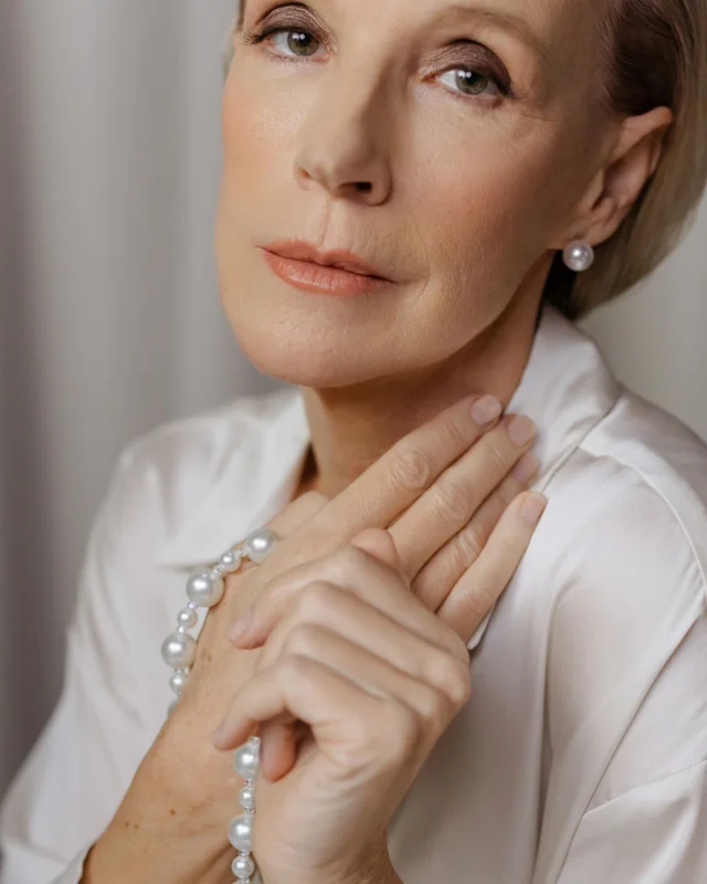 Natural image showing sagging neck