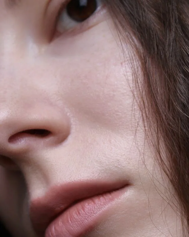 Natural image showing jawline & lower face