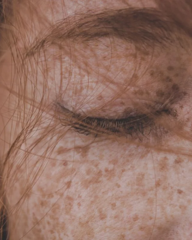 Natural image showing hidden pigmentation